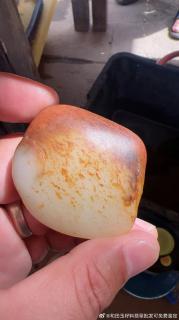 新疆和田玉籽料原石.新料子,真皮真色,红皮白肉.背部红沁皮