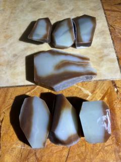 甄玉坊:且末糖白玉明料 这样切好的料子叫明料,糖白分明,肉质细腻.#和