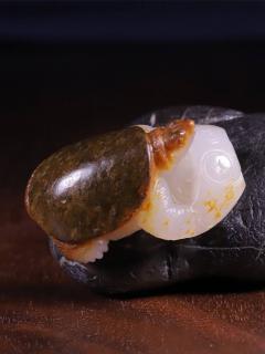 张伟戴和田玉籽料吊坠后气质大变