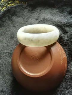 和田玉青花籽玉手镯,内径58mm,条宽2cm,玉质细腻油润,天然水墨画